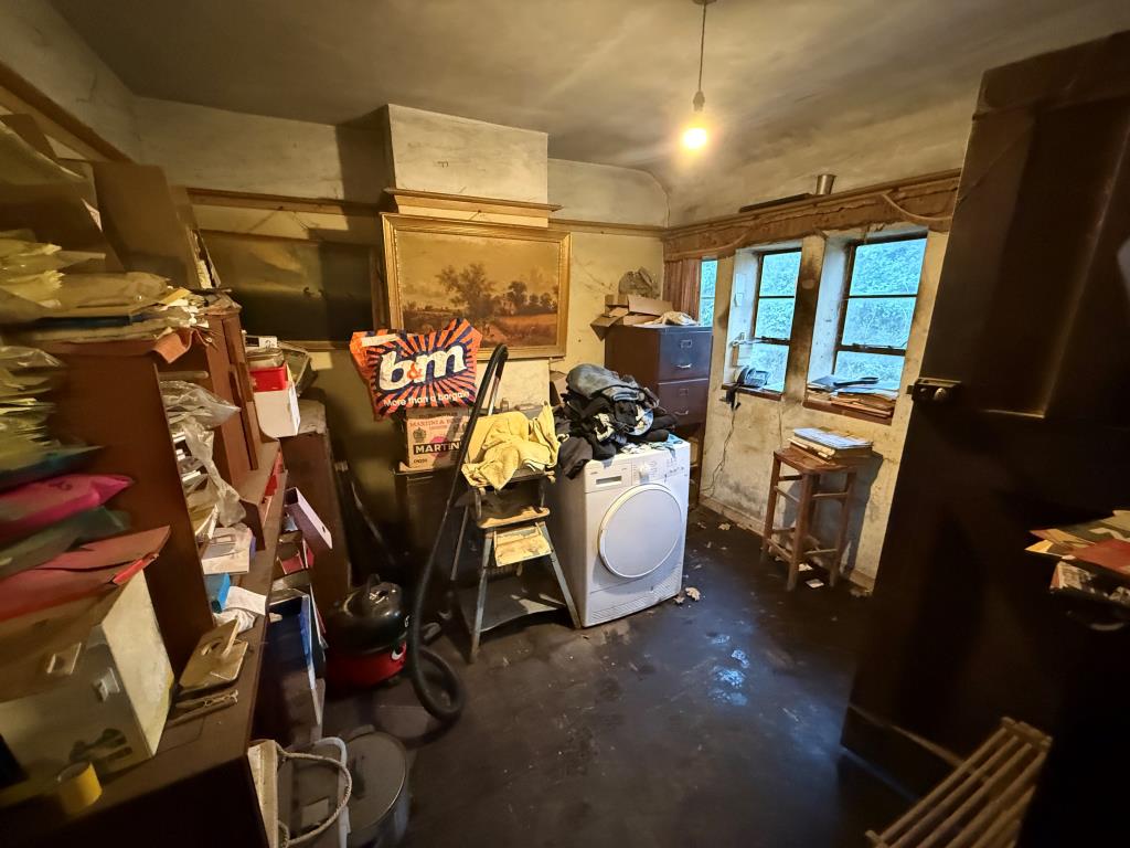 Lot: 103 - DETACHED BUNGALOW WITH POTENTIAL - Dining room